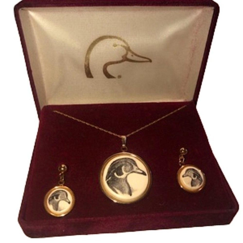 VTG Ducks Unlimited Scrimshaw Style Carved Earrings &Pendant Gold Fill Chain